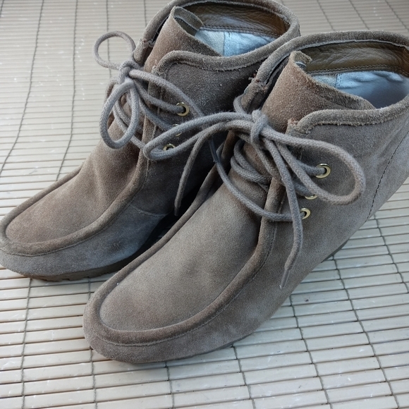 Michael Kors women's sz 10M. 4" wedge heel ankle boots. Brown leather lace. Grea - Picture 1 of 10